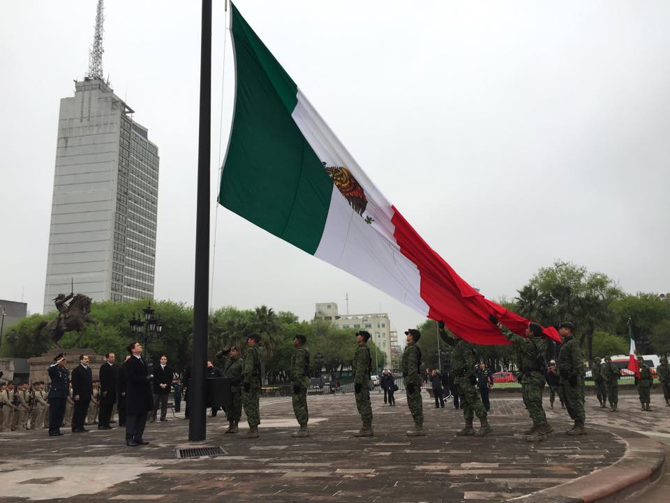 La bandera actual se ondeó por primera vez en el Palacio Nacional el 15 de septiembre de 1917.