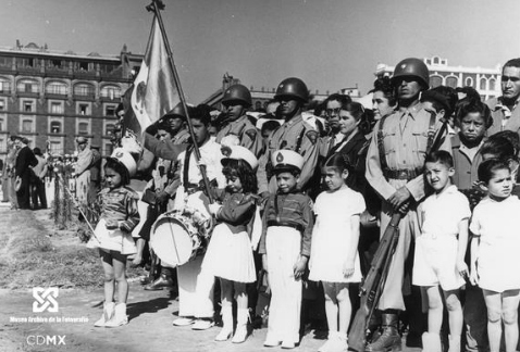 Conmemoración del Día de la Bandera en el Zócalo, en 1950.