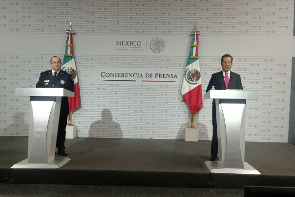 Enrique Galindo, comisario de la Policía Federal, y Eduardo Sánchez, vocero de la presidencia de la república, presentaron una serie de acciones en ma