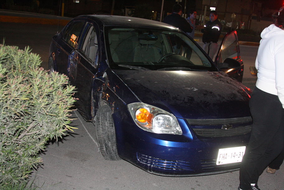Debido al exceso de velocidad, una mujer terminó impactada contra una finca del Blvd. Constitución en Torreón.