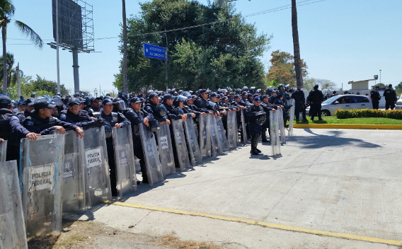 Los vehículos son revisados por las fuerzas federales.