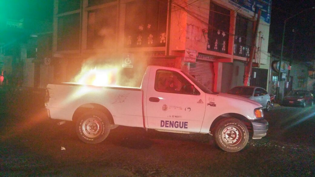 Maestros de la CETEG quemaron una camioneta de la Secretaría de Salud en respuesta al desalojo en Acapulco.