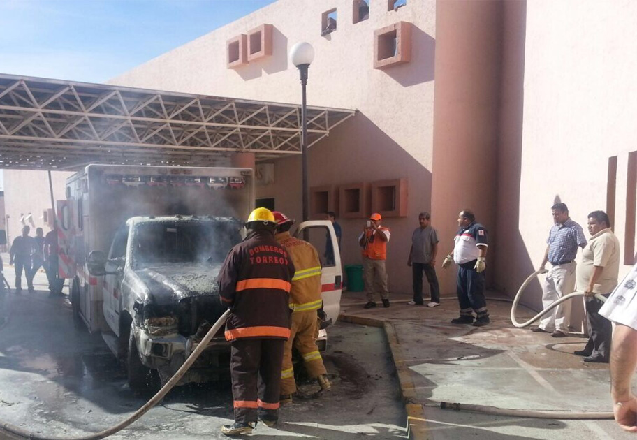 Personal del departamento de Protección Civil procedieron acordonar el área ante el peligro de una posible explosión.