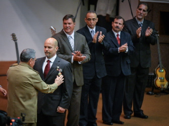 Raúl Castro (i) condecora (de i a d) a Gerardo Hernández, Ramón Labanino, Antonio Guerrero, Fernando González y Rene González, en La Habana