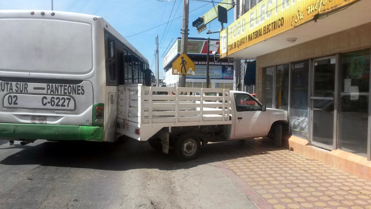 Accidente en bulevar Revolución y calle Comonfort.