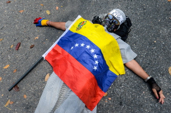 Un activista opositor participa hoy en Caracas en la marcha en protesta por la muerte ayer de un joven estudiante en San Cristóbal