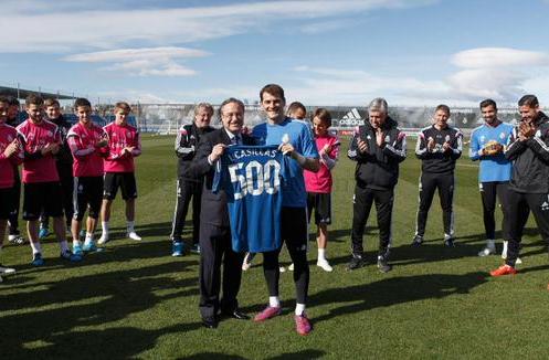 Florentino Pérez entregándole a Iker Casillas camiseta por sus 500 partidos de liga