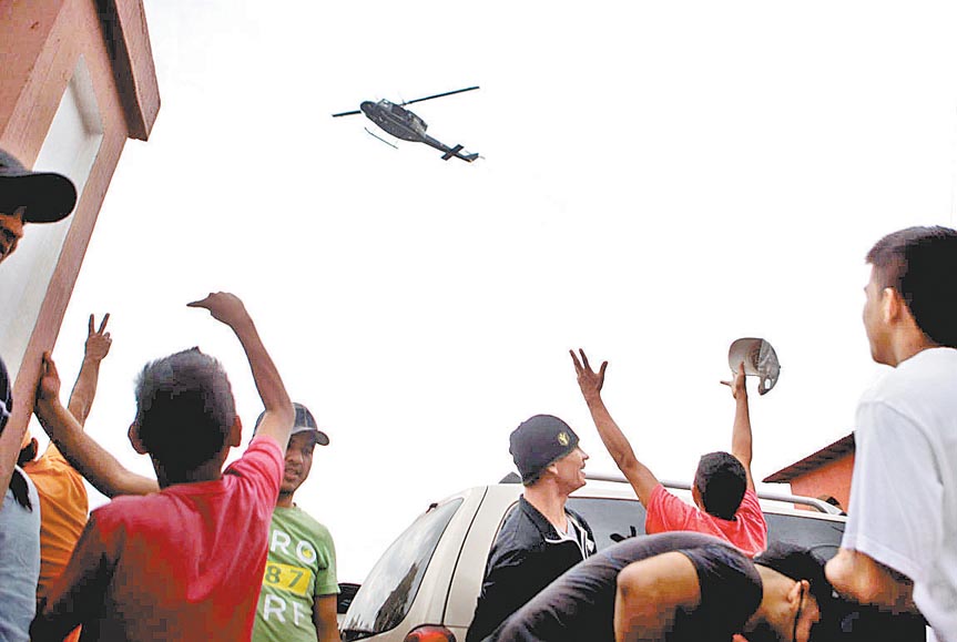 Un helicóptero sobrevuela Apatzingán el día en que fue liberado el palacio municipal. 