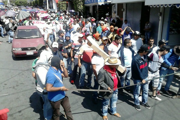 Integrantes de la CETEG marchan en Chilpancingo un día después del desalojo de su plantón en el bulevar de Las Naciones en Acapulco.