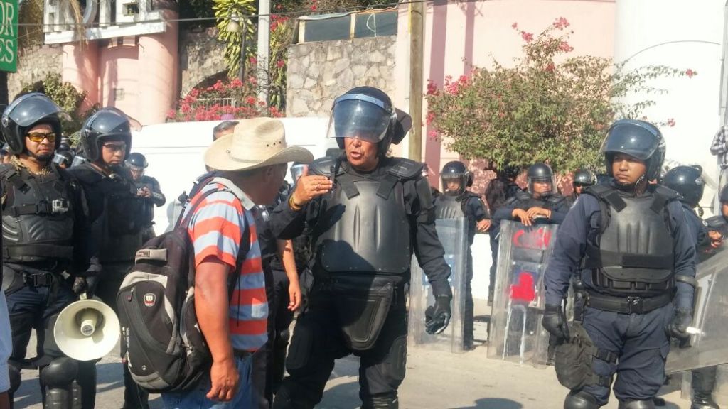 Los maestros de la CETEG dialogaron con elementos de la PF antes de liberar la vialidad.