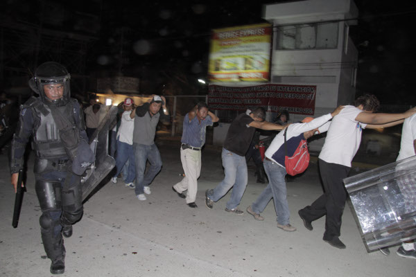 Maestros de la CETEG y del Sindicato Único de Servidores Públicos del Estado de Guerrero protestaron ayer en Acapulco y bloquearon el Aeropuerto Inter