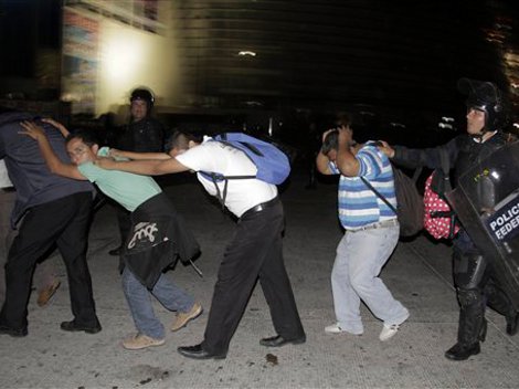 Policías Federales detienen a varios maestros luego del repliegue que se registró en la bulevar de Las Naciones en Acapulco.
