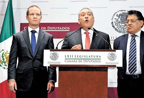 Ricardo Anaya, del PAN; Manlio Fabio Beltrones, del PRI, y Miguel Alonso Raya, del PRD, oficializaron el acuerdo en conferencia de prensa.