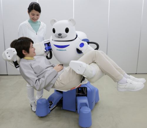 Robear, el oso robot ayuda a las personas a moverse de su cama o silla de ruedas.