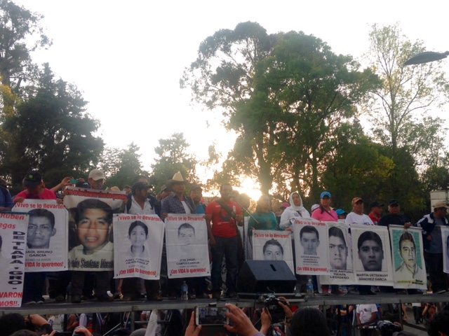 Padres de los normalistas hicieron un mitín tras la movilización para informar que impedirán comicios en Guerrero.