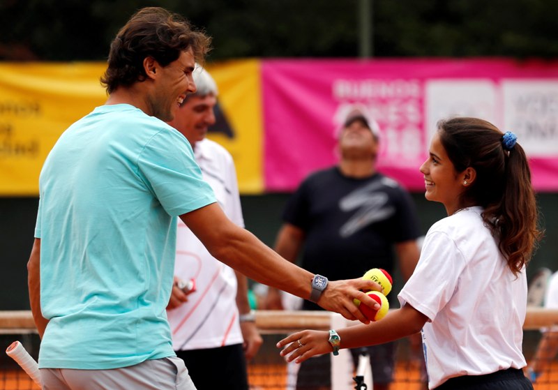 Rafael Nadal con una niña en una convivencia en Buenos Aires 