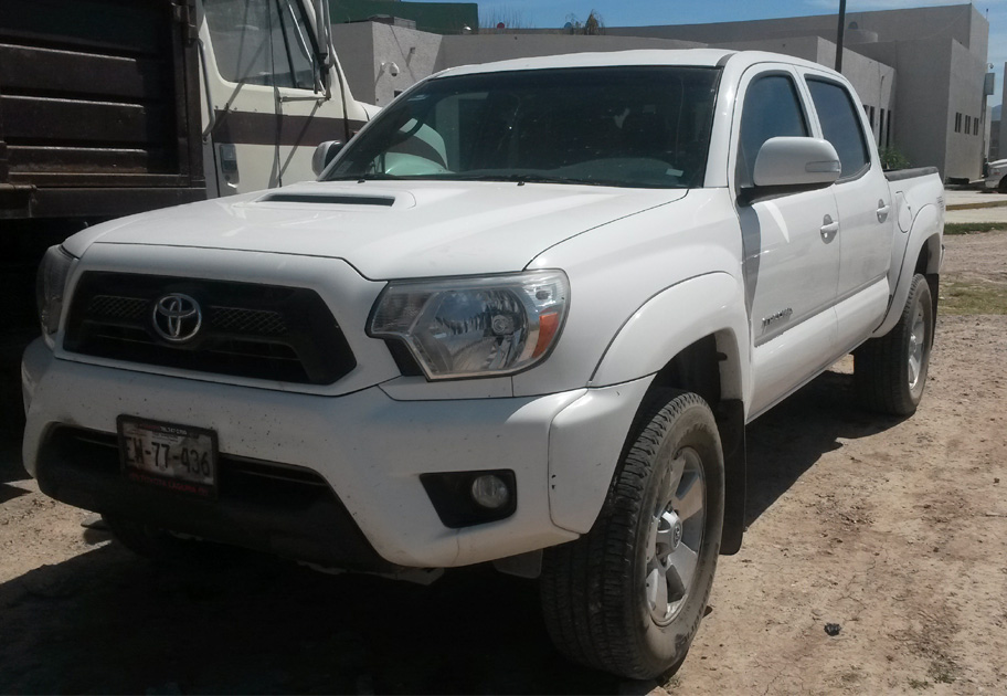 Se reportó el robo con violencia de una camioneta Tacoma en color blanco, con placas de circulación EW-77439 del estado de Coahuila. 