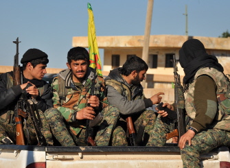 Combatientes kurdos en una camioneta en la ciudad de Tal Hamis, en Siria, escenario de duros combates con el Estado Islámico