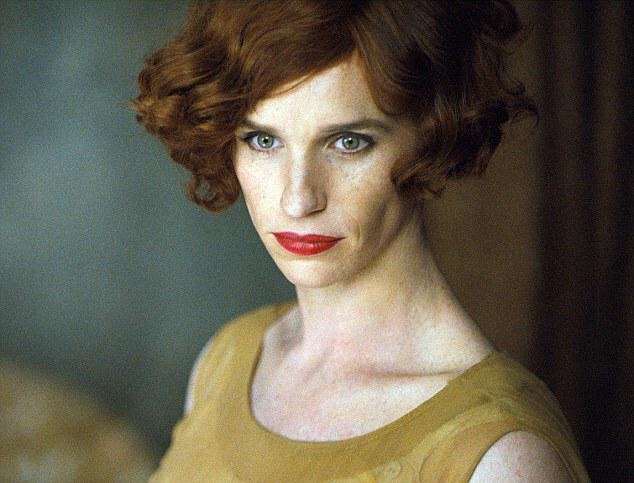Eddie Redmayne caracterizado como el pintor Einar Wegener, quien adquirió el nombre de Lili Elbe cuando se transformó en mujer. 