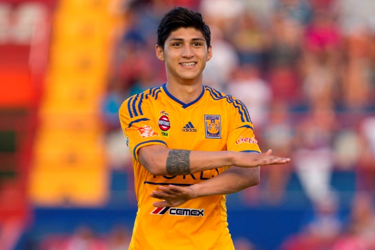 Alan Pulido con la casaca de los Tigres de la U.A.N.L.