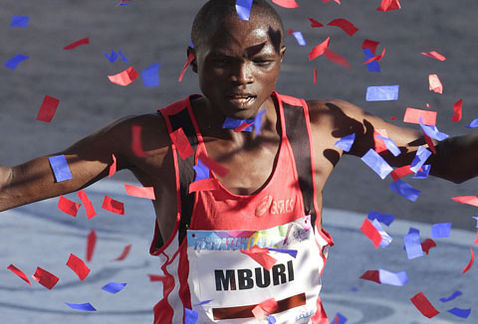 El keniano Stephen Mburi fue el máximo ganador en la rama varonil del XXVI Maratón Internacional Lala 2014. 