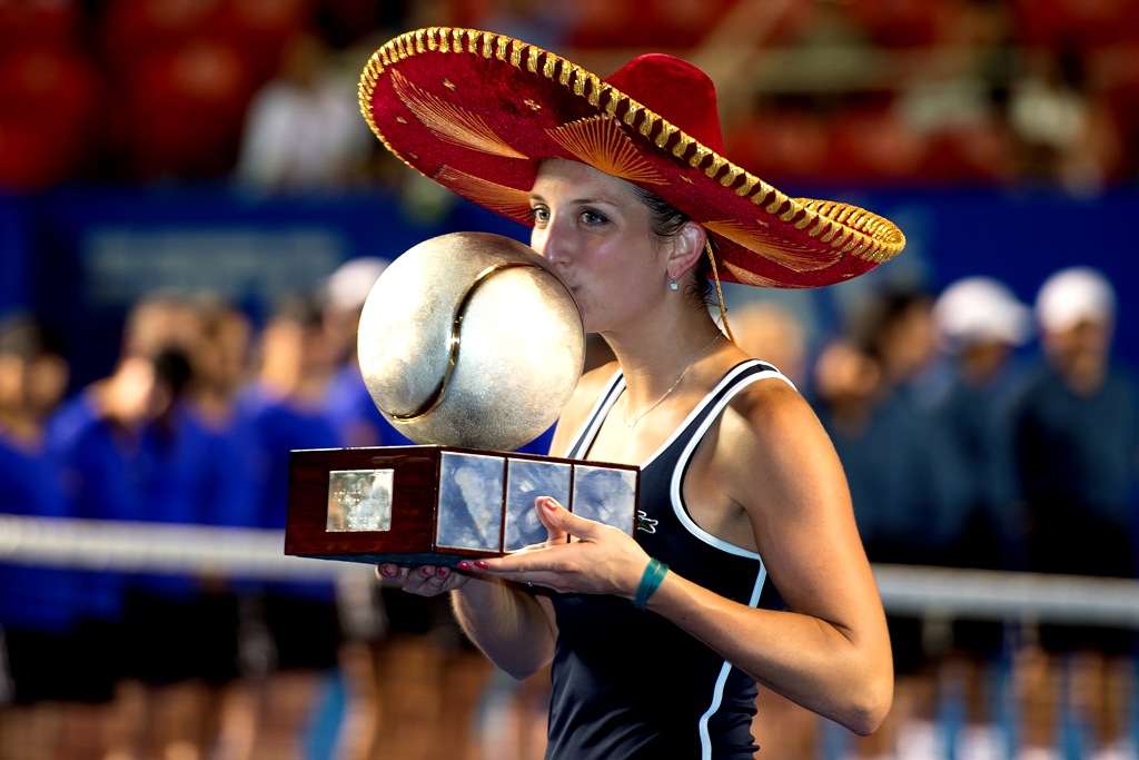 Timea Bacsinszky besa el título obtenido en Acapulco 