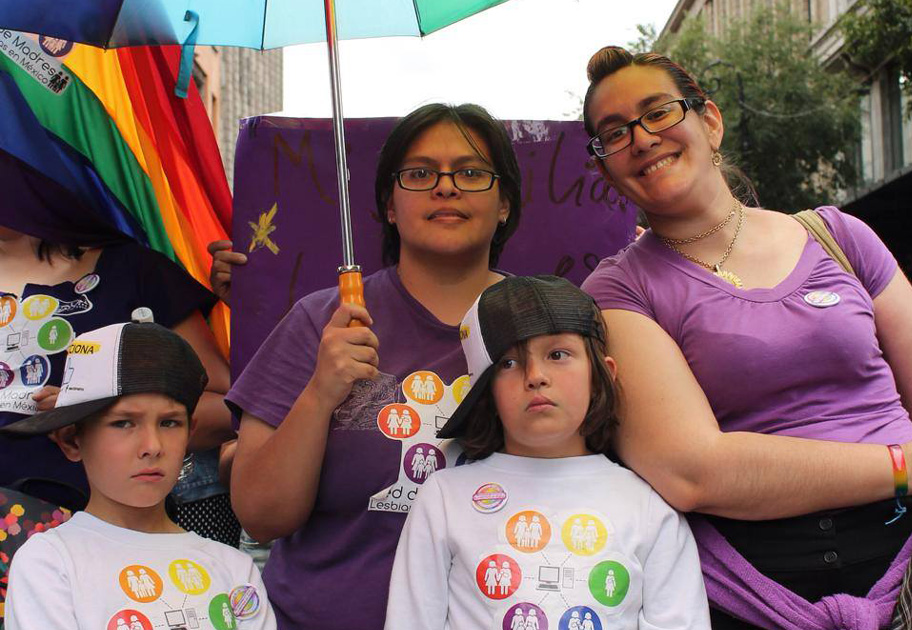 Ana de Alejandro y Criseida Santos Guevara, pareja de lesbianas, madres de Santiago y Diego