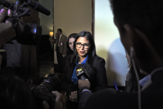 La canciller venezolana, Delcy Rodríguez (c), habla con la prensa tras hablar con el encargado de negocios de la embajada de EU, Lee McClenny