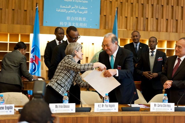 Carlos Slim Helú recibe la Medalla de la Unesco 