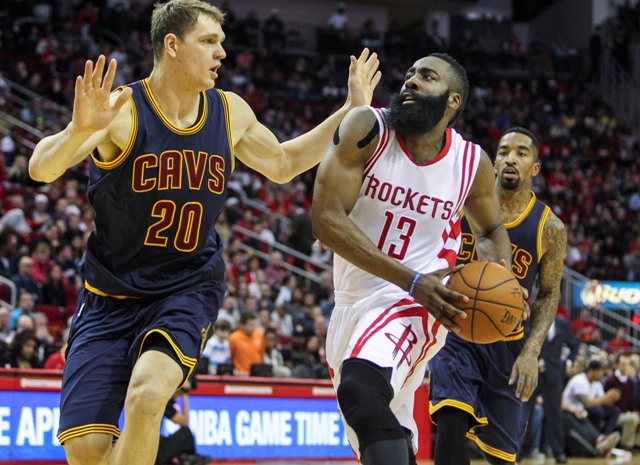 James Harden (derecha) en el partido entre Rockets y Cavs