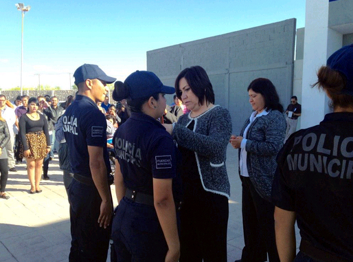 Listón naranja a todos los policías.
