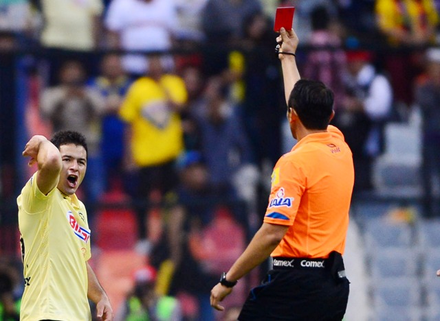 Luis Enrique Santander expulsó a Pablo Aguilar del América en la fecha 8