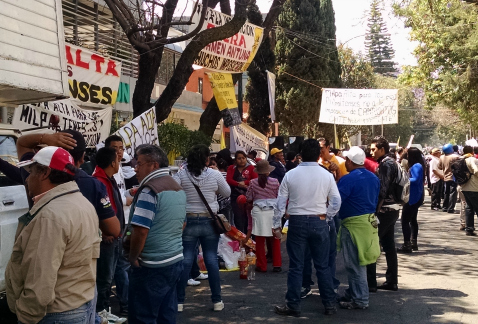 Perredistas se manifiestan frente a oficinas de Jesús Ortega, coordinador de la corriente Nueva Izquierda del PRD, en contra de que Carmen Antuna sea 