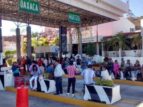 Profesores se plantaron en la caseta ubicada en el tramo San Pablo Huitzo, donde levantaron la pluma en ambos lados para evitar el cobro de peaje.
