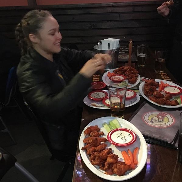 Ronda Rousey celebró cenando alitas