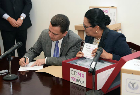La secretaria de Desarrollo Social del DF, Rosa Icela Rodríguez, entregó los padrones de los programas sociales de esa dependencia al presidente de la