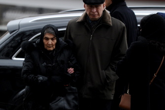 Dina Nemtsova (i), 87, la madre del opositor asesinado, Boris Nemtsov, llega a una ceremonia de despedida en Moscú este martes 