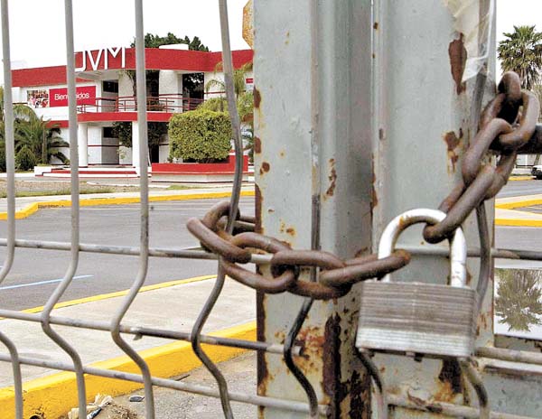 Los accesos permanecen cerrados con candado.
