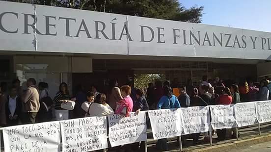 Los jubilados reclaman el pago de sus pensiones. 