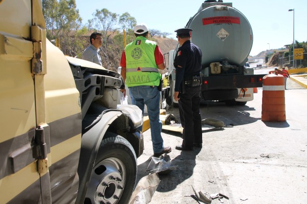 La pipa chocó contra una camioneta de valores que realizaba el pago del peaje en la caseta de San Pablo Huitzo.