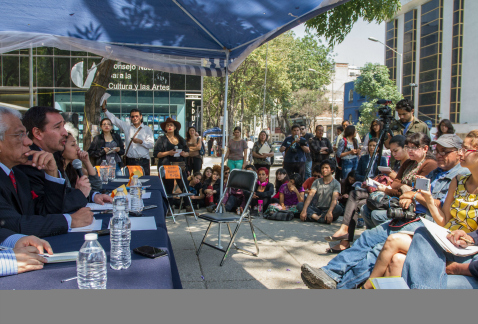 Autoridades del Conaculta y artistas dialogaron, luego de que estos últimos hicieron la toma simbólica de la sede de ese consejo, en demanda del pago 