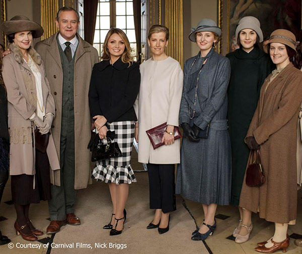 La esposa del Presidente de México con parte del elenco de la serie y la Condesa Sophie de Wessex.