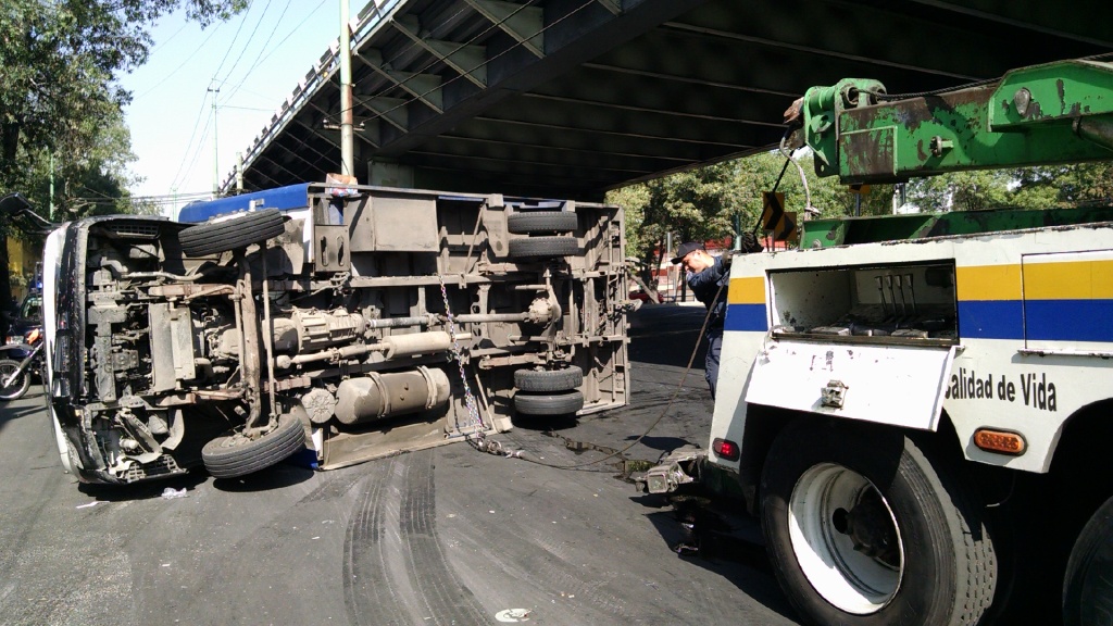 Grúas del Gobierno del Distrito Federal retiraron el camión accidentado 