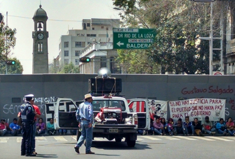 Integrantes de la CNTE se encuentran en inmediaciones de la Secretaría de Gobernación, en avenida Bucareli.