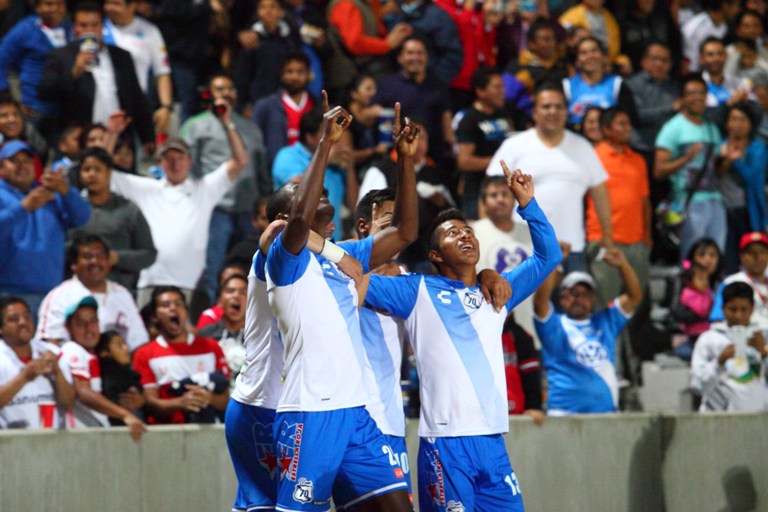 Los jugadores de Puebla celebran la anotación