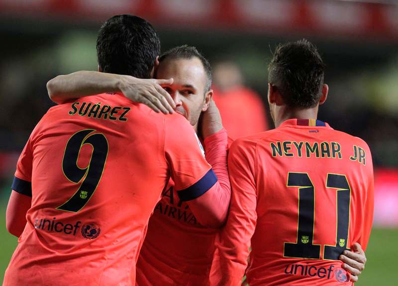 Luis Suárez y Neymar son felicitados por Iniesta 