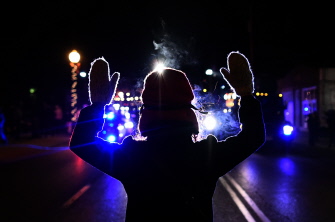 Un manifestante muestra sus manos como protesta ante un coche de policía en Ferguson, Misuri, el pasado 25 de noviembre 
