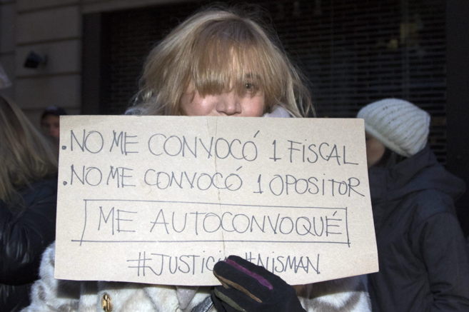 Una mujer se manifiesta en apoyo al fiscal Newman en una de las marchas convocadas recientemente en Argentina