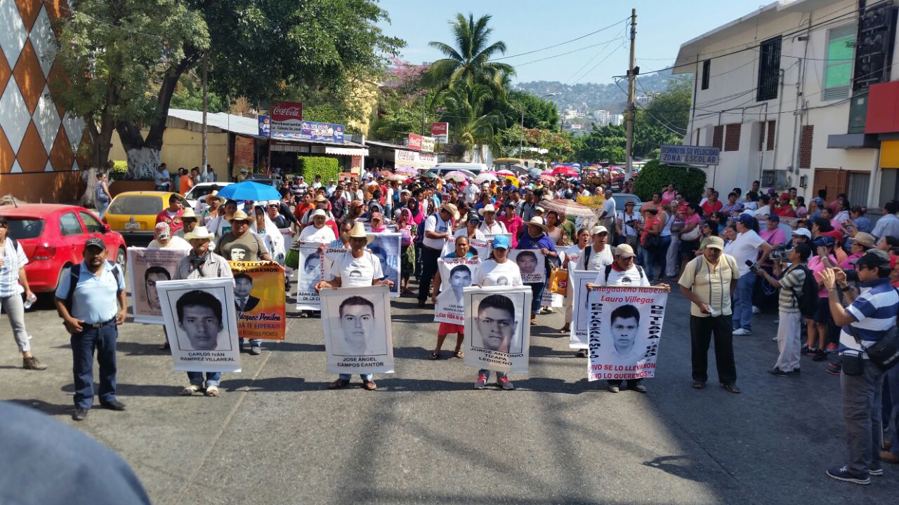 Padres de familia encabezan la marcha en Acapulco.