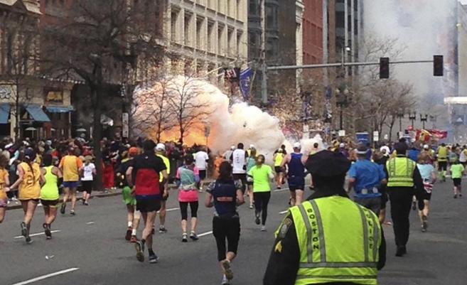 Varios corredores, en el maratón de Boston en el momento en que estalló una de las mochilas
